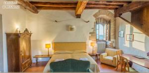 Tempat tidur dalam kamar di Castello di Mugnana