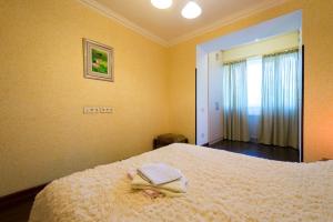 アルマトイにあるNadezhda Apartments in touristic area, on the Dostyk avenue 89の帽子が置かれたベッドのある寝室 +21枚の写真
