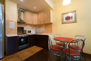 アルマトイにあるNadezhda Apartments in touristic area, on the Dostyk avenue 89の小さなキッチン(テーブル、椅子付)