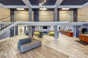 Quality Inn & Suites Apex-Holly Springs tesisinde bir oturma alanı