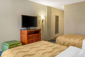 Quality Inn & Suites Apex-Holly Springs客房内的一张或多张床位