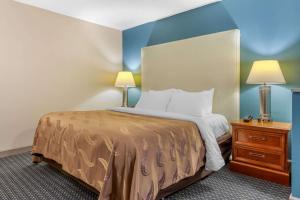 Quality Inn & Suites Apex-Holly Springs客房内的一张或多张床位