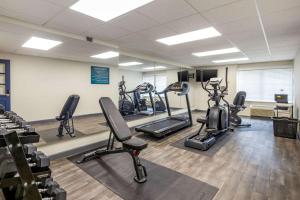 Quality Inn & Suites Apex-Holly Springs的健身中心和/或健身设施
