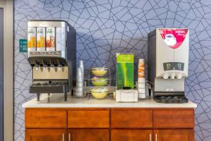 Quality Inn & Suites Apex-Holly Springs的咖啡和沏茶工具