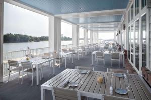 Výhled na řeku, která protéká v blízkosti hotelu