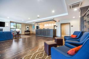 Comfort Inn & Suites North Platte I-80 في نورث بلات: لوبي مستشفى والكراسي الزرقاء وبار