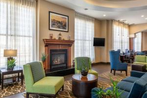 a waiting room with chairs and a fireplace at Comfort Suites Barstow near I-15 in Barstow