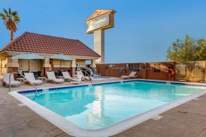 Bazén v ubytování Comfort Suites Barstow near I-15 nebo v jeho okolí