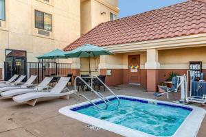 Bazén v ubytování Comfort Suites Barstow near I-15 nebo v jeho okolí