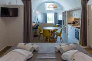 - une cuisine et un salon avec des serviettes sur un lit dans l'établissement Casa Tholari Al Mare, à Pera Gyalos