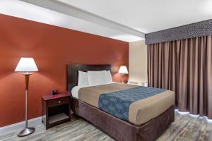 Säng eller sängar i ett rum på Econo Lodge Inn & Suites Old Saybrook - Westbrook