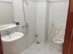 Phòng tắm tại Nhà nghỉ Linh Quân