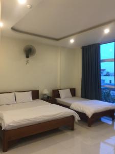 Postel nebo postele na pokoji v ubytování Nhà nghỉ Linh Quân