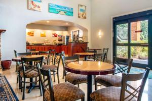 Reštaurácia alebo iné gastronomické zariadenie v ubytovaní Quality Inn & Suites Jacksonville-Baymeadows