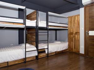 Postel nebo postele na pokoji v ubytování Ha Noi Re Hostel
