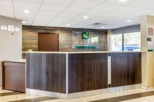 a lobby with a bar in a dental office at Quality Inn Airport South in Charlotte