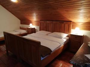Ein Bett oder Betten in einem Zimmer der Unterkunft Guesthouse Arnika