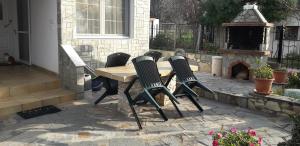 Patio alebo iná vonkajšia časť ubytovania Aegialis