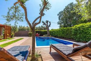 利尼安的住宿－Villa Cadetta，后院设有游泳池和木甲板
