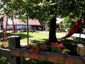 Ein Garten an der Unterkunft Guesthouse Arnika