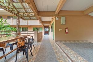 een lege lobby met een lange tafel en stoelen bij The One Sabai Living Pattaya in Pattaya