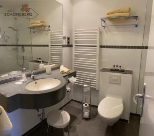 Koupelna v ubytování Hotel Schöneberg