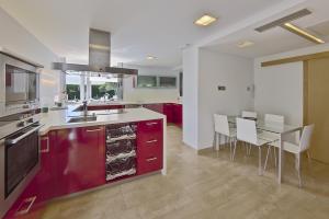 A kitchen or kitchenette at Villa Purpura Panoramic