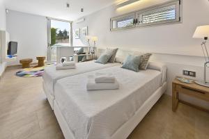 A bed or beds in a room at Villa Purpura Panoramic