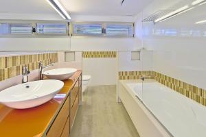 A bathroom at Villa Purpura Panoramic
