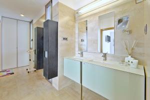A bathroom at Villa Purpura Panoramic