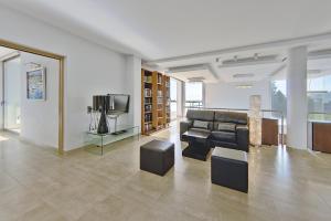 A seating area at Villa Purpura Panoramic