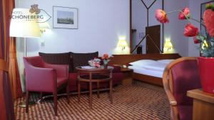 Postel nebo postele na pokoji v ubytování Hotel Schöneberg