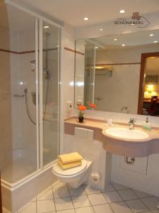 Koupelna v ubytování Hotel Schöneberg