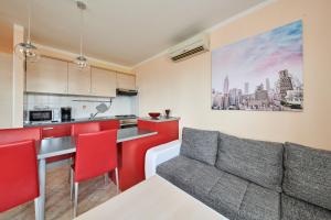 ein Wohnzimmer mit einem Sofa und einer Küche in der Unterkunft Apartment Vita Moela 23 & 24 in Umag