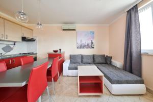 ein kleines Apartment mit einem Sofa, einem Tisch und Stühlen in der Unterkunft Apartment Vita Moela 23 & 24 in Umag