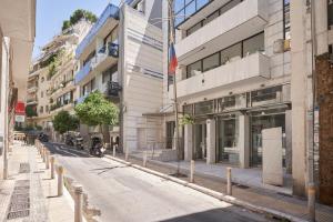 een lege straat voor een gebouw bij Charitos IΧ, Chic n modern 2BD Apt in Athene