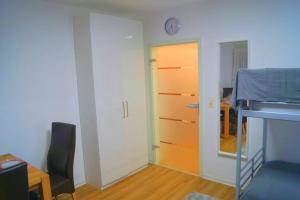 Zimmer mit einem Bett und einer Tür mit einer Uhr in der Unterkunft Zentrum Speyer Premium-Apartment in Speyer