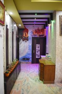um quarto com uma pintura de uma galinha na parede em Hotel Mrk em Varanasi