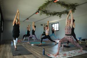 um grupo de mulheres fazendo yoga em uma sala em The Farmstead em Franschhoek