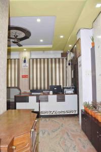 um escritório com uma recepção e um átrio em Hotel Mrk em Varanasi