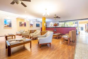 una sala de estar con muchas sillas y mesas en Ayenda 1502 Principe, en Bucaramanga