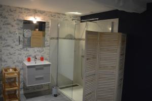 La salle de bains est pourvue d'une douche et d'un lavabo. dans l'établissement La Grange d'Amfreville, à Amfréville