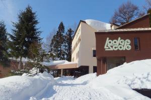 um monte de neve em frente a um edifício em Lodge Scole em Zao Onsen