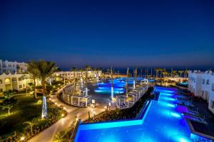 - Vistas a la piscina del complejo por la noche en Sunrise Diamond Beach Resort -Grand Select en Sharm El Sheikh