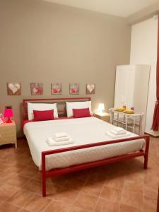 A bed or beds in a room at LODGING 5 TERRE & PORTO LA SPEZIA