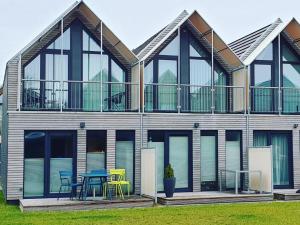 een huis met een tafel en stoelen ervoor bij Haus Deichkind in Büsum