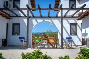 Balkón nebo terasa v ubytování Katevi Luxury Seafront Villa