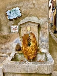 a dirty sink on the side of a building at Les Arcades in Villecroze