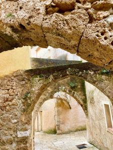 a stone wall with an archway in a building at Les Arcades in Villecroze