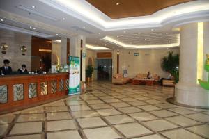 a lobby of a hotel with couches and a bar at GreenTree Inn Guangdong Shantou Chengjiang Road Business Hotel in Shantou
